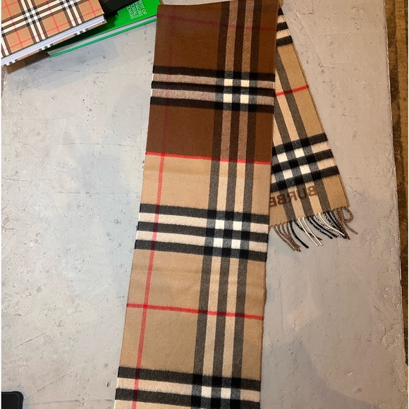 Burberry Cashmere scarf with a double-sided Colors Archive Beige And Birch Brown - Picture 9 of 9